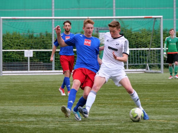 Sieger im Spitzenspiel: Die Lemgoer A-Junioren Niklas Haupt und Batuhan Kocak (hinten links) hielten den Tabellenzweiten SC Verl II beim 4:1-Sieg in Schach. - © Jörg Hagemann
