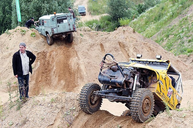 Wer in der Sandgrube unterwegs sein will, muss schon ein geländetaugliches Fahrzeug haben. - © Foto: Sölter