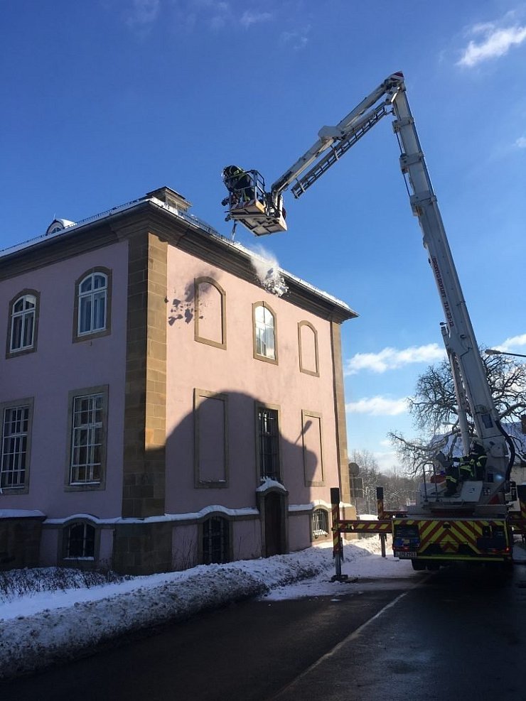 Vom Schloss Schötmar drohte ein sogenanntes „Schneebrett" auf die Schloßstraße zu stürzen. - © Feuerwehr Bad Salzuflen