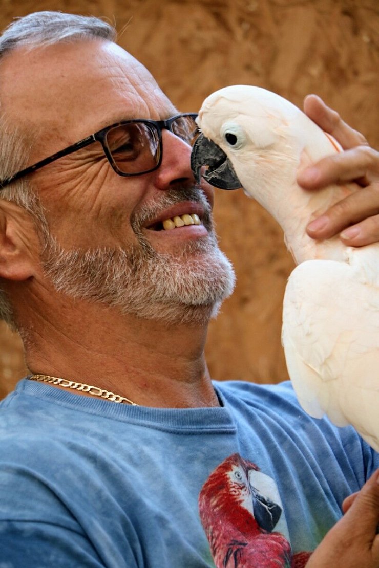 Wolfgang Busse und sein Molukkenkakadu "Columbus". - © Yvonne Glandien