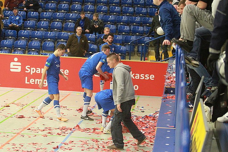 Die Rostocker Spieler beseitigen den Müll der randalierenden Fans. - © Foto: Gerstendorf-Welle
