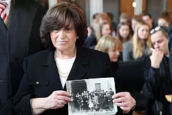 Nebenklägerin Angela Orosz Richt-Bein hat ein Foto von der Hochzeit ihrer Eltern mitgebracht. Von den abgebildeten Familienmitgliedern haben nur drei den Holocaust überlebt. - © Bernhard Preuß