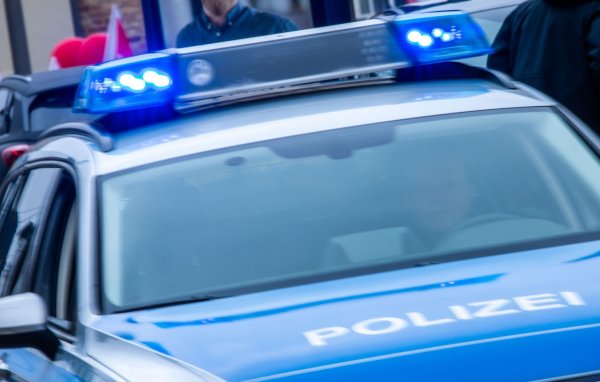 Ein Streifenwagen der Polizei ist mit Blaulicht im Einsatz. - © Jens Büttner/dpa/Symbolbild