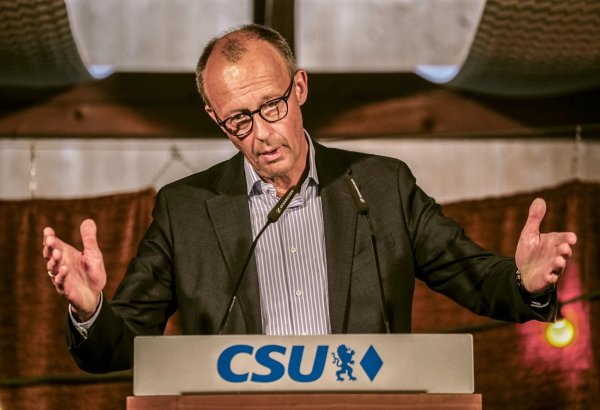 Friedrich Merz spricht während eines Wahlkampfauftritts. - © Uwe Lein/dpa