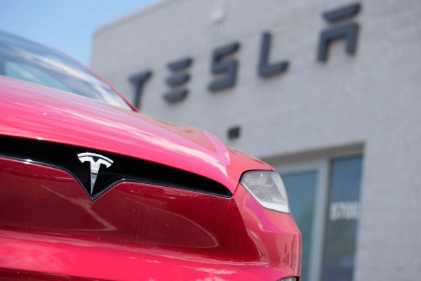 Ein Model X von Tesla steht vor einem Tesla-Händler. Der langjährige Finanzchef des Unternehmens ist überraschend zurückgetreten. - © David Zalubowski/AP