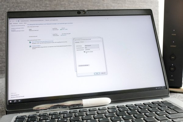 WLAN-Passwort vergessen? Bei Windows 11 lässt es sich mit einigen richtigen Klicks in der Systemsteuerung finden. - © Laura Ludwig/dpa-tmn