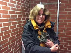 Maria Toman, Pressesprecherin vom Tierschutz der Tat e.V., mit einem der vielen Sch&uuml;tzlinge im Tierheim Detmold. - &copy; Freya K&ouml;hring