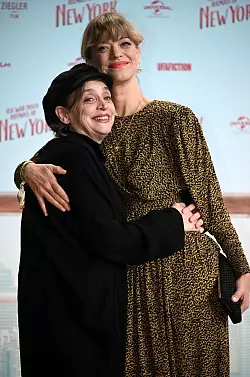 Katharina Thalbach (l) mit Heike bei der Premiere des Kinofilms "Ich war noch niemals in New York". - &copy; Foto: Henning Kaiser/dpa