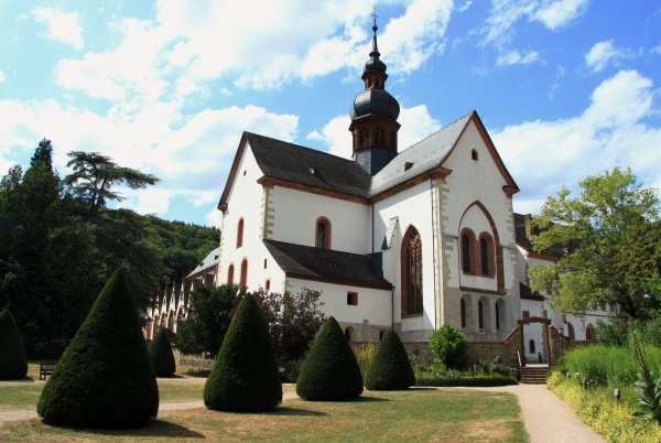 Am Kloster Eberbach startet die Wanderung über den Klostersteig. - © Bernd F. Meier/dpa-tmn
