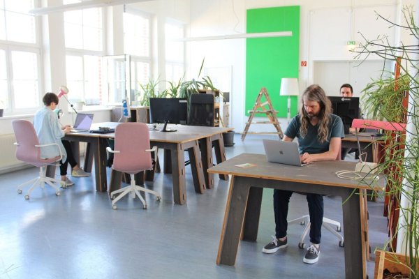 Menschen arbeiten im Coworking-Space im Technologie- und Gewerbezentrum Prignitz (TGZ). - © Oliver Gierens/dpa