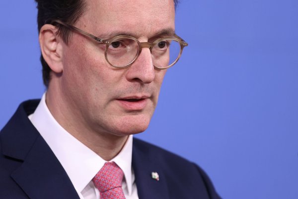 NRW-Ministerpräsident Hendrik Wüst (CDU) hat in seiner ersten Pressekonferenz im neuen Jahr die Leitlinien der Landespolitik vorgestellt. - © David Young/dpa
