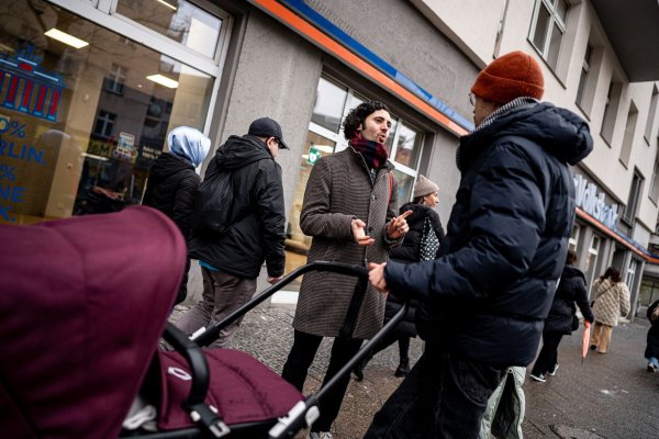 Wenn Hakan Demir, Bundestagsabgeordneter der SPD, in seinem Wahlkreis Berlin-Neukölln unterwegs ist, wird er häufig auf der Straße angesprochen. Manchmal geht es in den Gesprächen um Fragen des Asylrechts oder um faire Löhne. - © Fabian Sommer/dpa