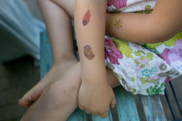 Kinder lieben sie - doch in fast allen Klebetattoos, die die Zeitschrift «Öko-Test» untersucht hat, stecken bedenkliche Inhaltsstoffe. - © Karolin Krämer/dpa-tmn