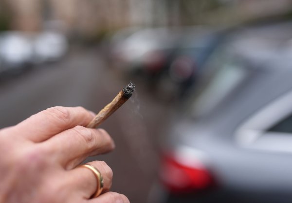 Wer zu berauscht Auto fährt, sollte seinen Führerschein schneller abgeben müssen, meinen Fachleute. - © Marcus Brandt/dpa