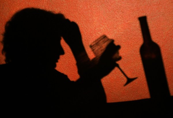 Ein Alkoholproblem ist auch meist ein Problem für das persönliche Umfeld. Wer sich Sorgen macht, sollte aber lieber keinen Druck auf Betroffene ausüben. - © picture alliance / dpa