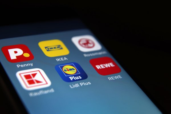 Die Händler bieten Kunden verschiedene Vorteile erst an, wenn die sich in ihren Apps registrieren. - © Karl-Josef Hildenbrand/dpa