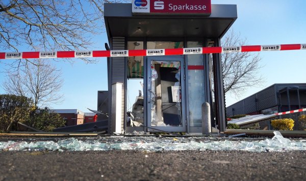 Weil sie schnelle Autos an Geldautomatensprenger vermietet haben sollen, muss sich ein Paar aus Gronau vor Gericht verantworten. - © Guido Schulmann/dpa