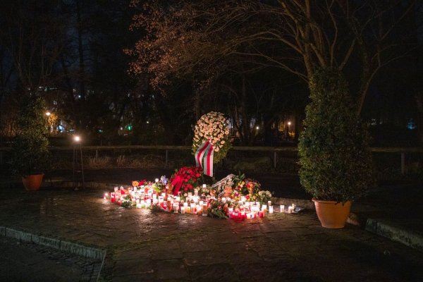 Mit Kerzen und Blumen wird an die Opfer erinnert. - © Daniel Vogl/dpa