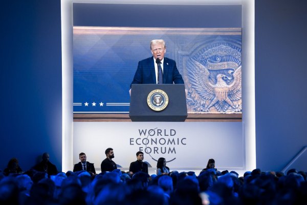 US-Präsident Donald Trump sieht in niedrigeren Ölpreisen einen Weg, den russischen Angriffskrieg gegen die Ukraine zu beenden. (Archivbild) - © Laurent Gillieron/KEYSTONE/dpa