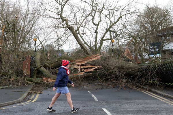 In Irland und Teilen Großbritanniens stand das öffentliche Leben zeitweise still. - © Uncredited/AP/dpa