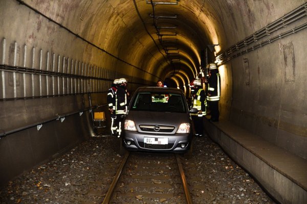 Eine Autofahrerin ist in Bielefeld von der Straße abgewichen und tief ineinen unterirdischen Stadtbahntunnel gefahren. - © Christian Mathiesen
