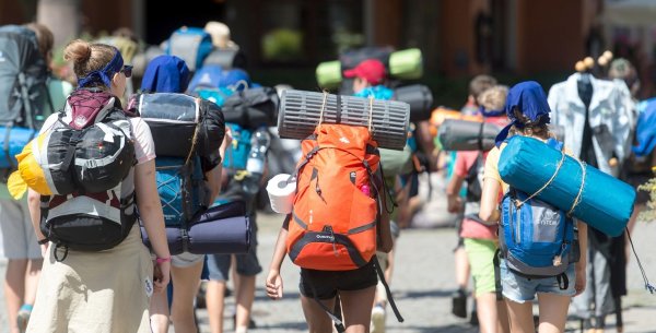 Junge Europäerinnen und Europäer können in diesem Sommer mit Gratis-Zugtickets der EU durch Europa reisen. - © Patrick Seeger/dpa