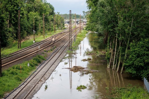 Überflutete Bahntrasse nahe der Donaubrücke in Günzburg. - © Matthias Balk/dpa