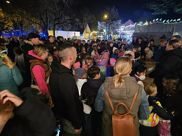 Beim Dorffest in Hörste kamen im vergangenen Jahr einige Hundert Menschen zum Laternenumzug. - © Archivfoto: Astrid Sewing