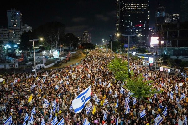 Zehntausende Menschen gingen in Tel Aviv und anderen israelischen Städten auf die Straße, um die Regierung zum Abschluss eines Geisel-Deals zu drängen. - © Ariel Schalit/AP/dpa