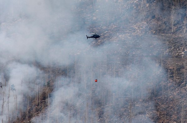Der Brand am Brocken im Harz ist noch nicht unter Kontrolle. - © Matthias Bein/dpa