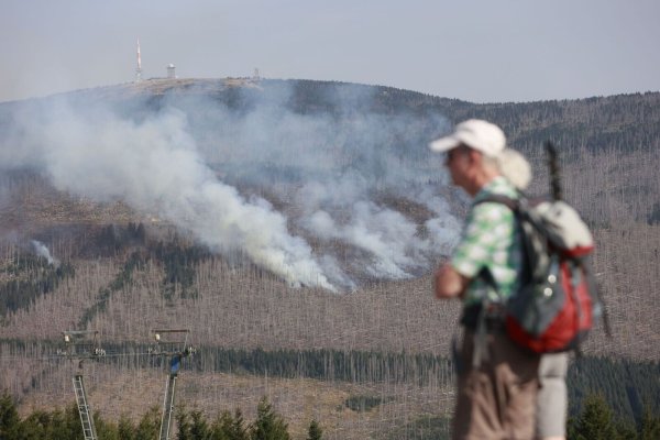 Der Brand unterhalb des Brockens im Harz ist noch nicht unter Kontrolle (Foto aktuell). - © Matthias Bein/dpa