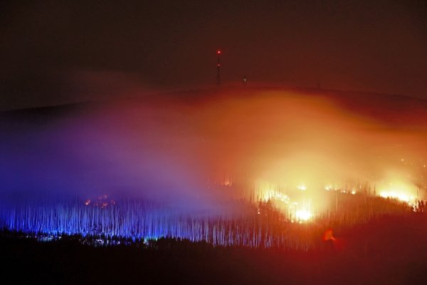 Flammenmeer am Brocken: Erneut ist an Sachsen-Anhalts höchstem Berg ein großer Waldbrand ausgebrochen (Foto aktuell). - © Matthias Bein/dpa