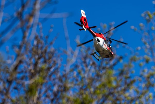Ein Rettungshubschrauber brachte laut Polizei die schwer verletzte Frau in eine Klinik. (Symbolbild) - © Philipp von Ditfurth/dpa