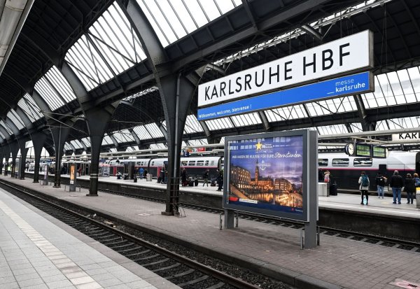Am Karlsruher Hauptbahnhof kam es am Freitagabend zu einem Messerangriff. (Symbolbild) - © Uli Deck/dpa