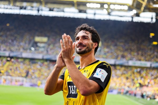 Mats Hummels kam zum Abschiedsspiel mit dem E-Roller. - © Christoph Reichwein/dpa