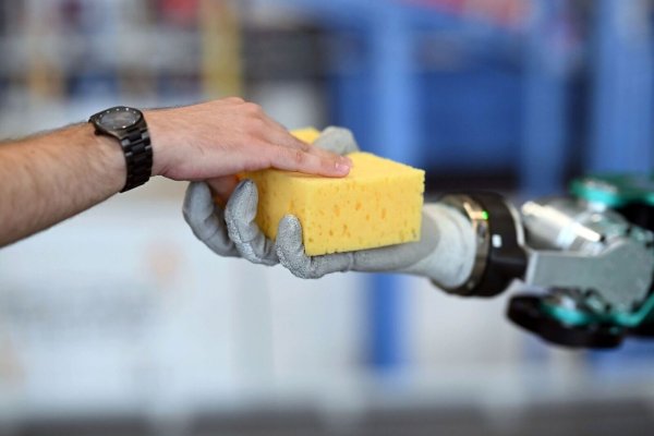 Die Menschen in Deutschland stehen einen Einsatz von Robotern im Gesundheitswesen vergleichsweise offen gegenüber (Symbolbild). - © Uli Deck/dpa
