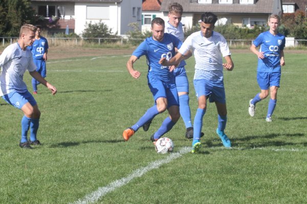Dreikampf: Oeynhausens Maxi Cuwalsky (links) setzt sich gegen Salzuflens Danny Exner (hinten) und Yazan Aytan durch. - © Dietmar Welle