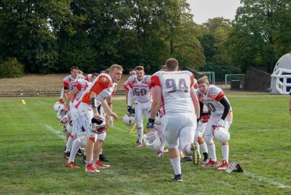 Ritual: Vor dem Kickoff motivieren sich alle Akteure der White Hawks noch einmal gegenseitig. - © TuS Kachtenhausen White Hawks