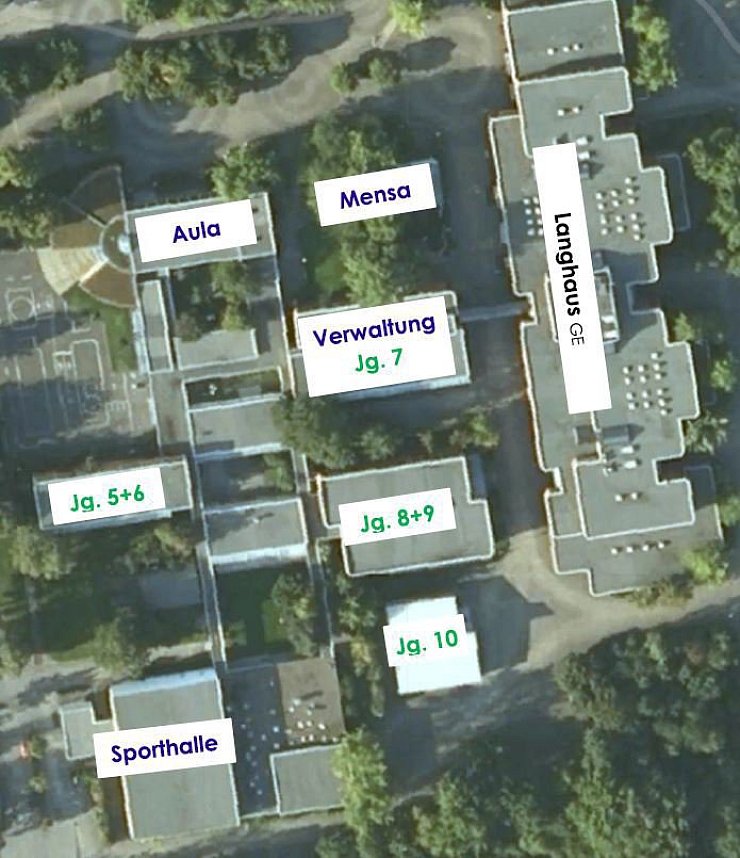 Das Zentrum von oben: Zwischen Aula und Sporthalle sollen die Realschul-Neubauten entstehen. Fraglich ist, ob die Schwimmhalle (rechts neben der Sporthalle) und das Haus für die zehnte Jahrgangsstufe stehen bleiben oder die große Lösung kommt. - © www.aspereal.de