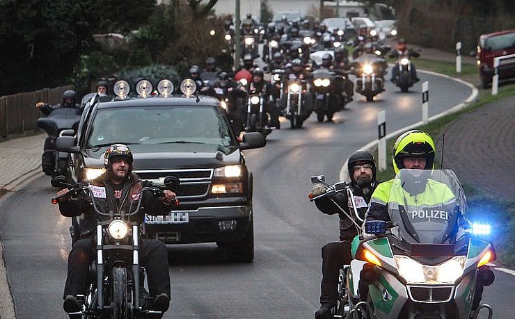 Die Motorräder auf der Bielefelder Friedhofstraße, der schwarze Pickup trug der weißen Sarg des Toten. Der Chef der Bielefelder Hell's Angels war an Heiligabend nach schwerer Krankheit verstorben. - © FOTO: ANDREAS ZOBE