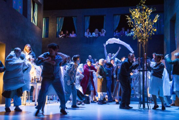 "Die Meistersinger von Nürnberg": Die Prügelszene am Ende des zweiten Aktes wird in der Detmolder Fassung zur großen Pyjama-Party. - © Landestheater/Schomburg