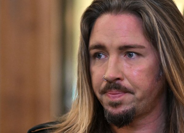 Der deutsche Rockmusiker Gil Ofarim betritt am zweiten Prozesstag den Saal des Landgerichts in Leipzig. - © Hendrik Schmidt/dpa