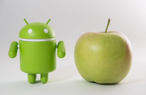 Robo gegen Apfel: Bei Smartphones geht es um die Systemfrage «Android oder iOS?». - © Robert Günther/dpa-tmn