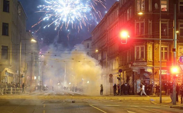 Viele Menschen sind laut einer Umfrage keine Fans vom großen Böllern und Raketenzünden an Silvester. - © Sebastian Willnow/dpa