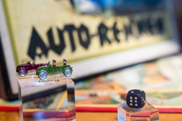  Figuren aus dem Brettspiel „Auto-Rennen" (ca 1925) des Verlags Klee sind in einer Vitrine des Deutschen Spielarchivs zu sehen. Ende 2021 hat das Deutsche Spielearchiv Nürnberg im Haus des Spiels eine bedeutende Privatsammlung übernommen: Etwa 5 000 Gesellschaftsspiele, vorrangig aus dem 19. und frühen 20. Jahrhundert, umfasst die Spielesammlung des Detmolder Sammlers Dieter Mensenkamp.  - © Nicolas Armer/dpa