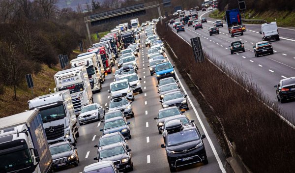 Der Verkehr stockt auf der Autobahn. - © Moritz Frankenberg/dpa