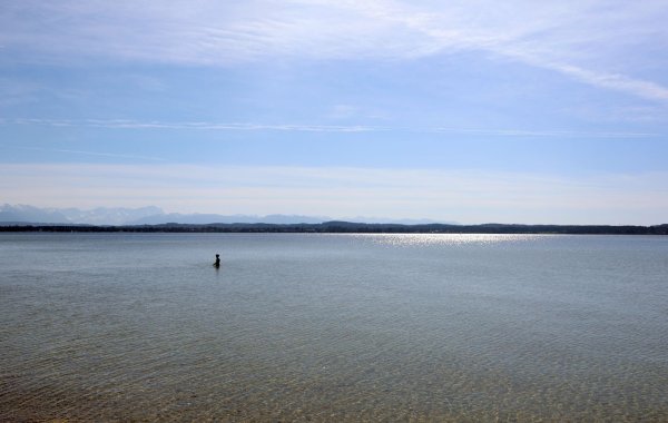 Blick auf den Starnberger See. (Archivbild) - © Karl-Josef Hildenbrand/dpa