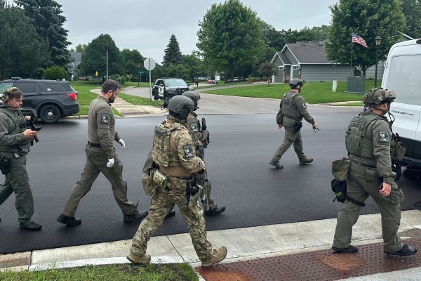 In Minnesota läuft eine großangelegte Fahndung nach dem Schützen - er soll sich als Polizist ausgegeben haben. - © Tim Sullivan/AP/dpa
