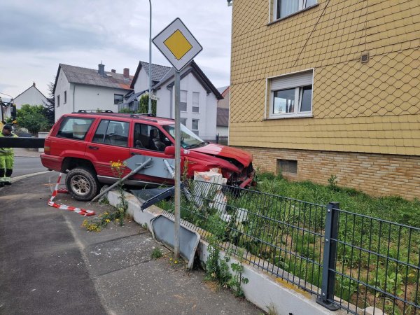 Die beiden Fahrerinnen wurden bei dem Unfall leicht verletzt und in ein Krankenhaus gebracht. - © Carolin Eckenfels/dpa