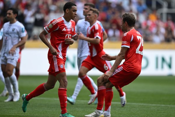 Dem spielfreudigen Jamal Musiala (l) reichten 30 Comeback-Minuten zum Hattrick. Mit ihm jubelt Thomas Müller (r). - © Sven Hoppe/dpa